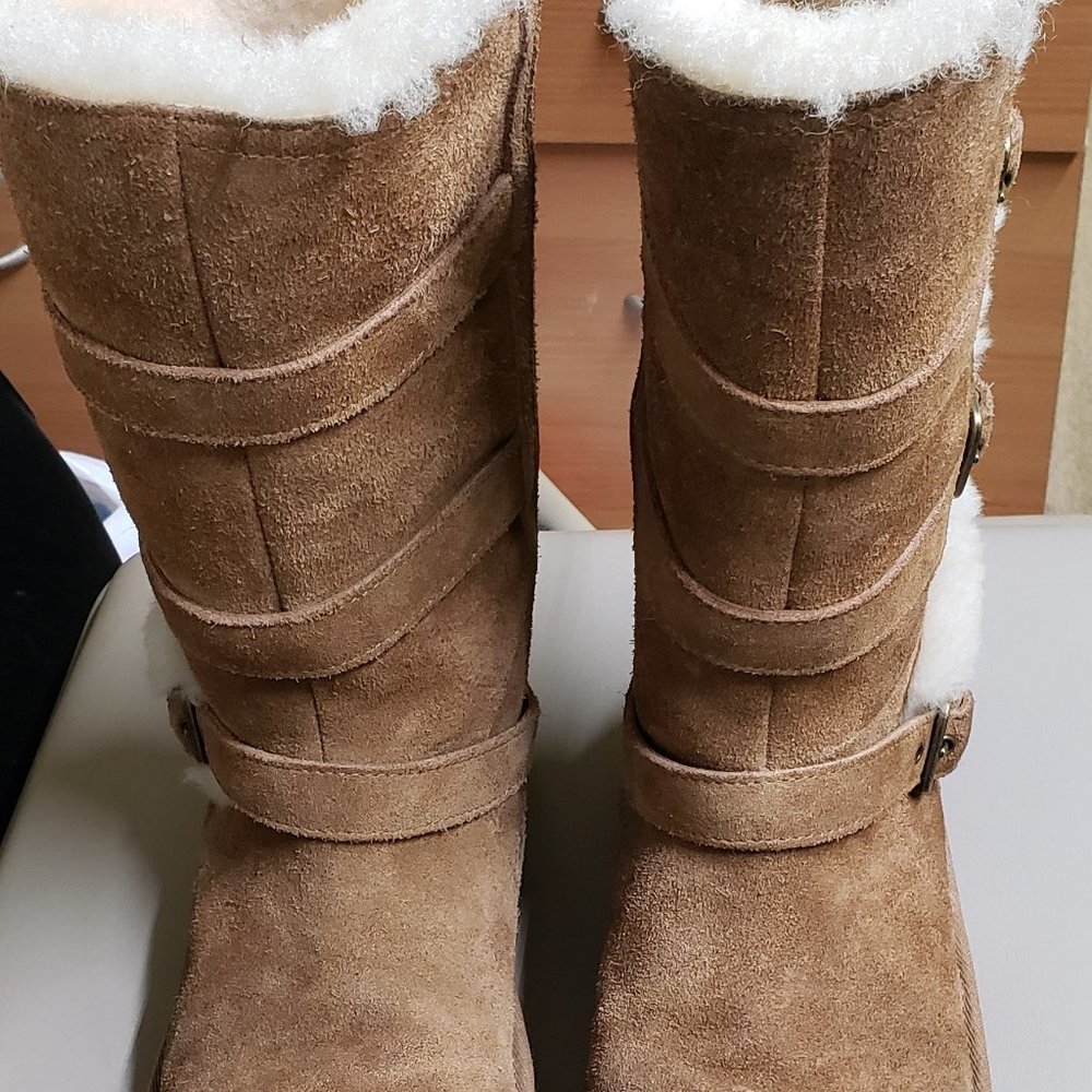 UGG TALL BOOTS FOR BIG KIDS (US SIZE 4).